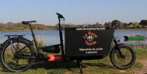 Vélo cargo de La Roue Tourne, Réparation de vélos à domicile, face à la mer (Cantizac, Séné)