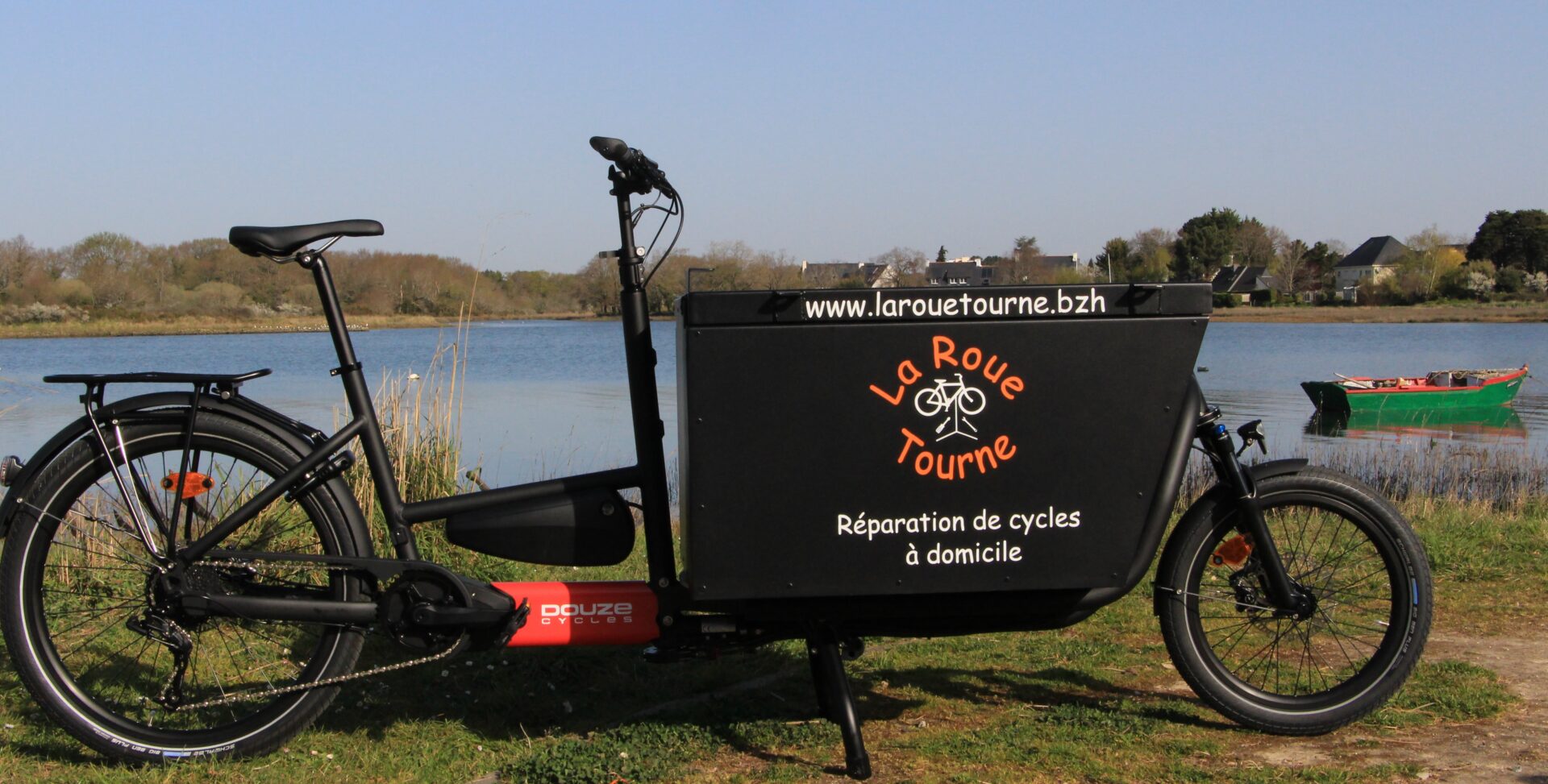 Vélo cargo de La Roue Tourne, Réparation de vélos à domicile, face à la mer (Cantizac, Séné)